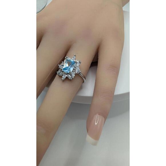 Stunning Blue Topaz and Diamond Ring - Picture 4 of 7